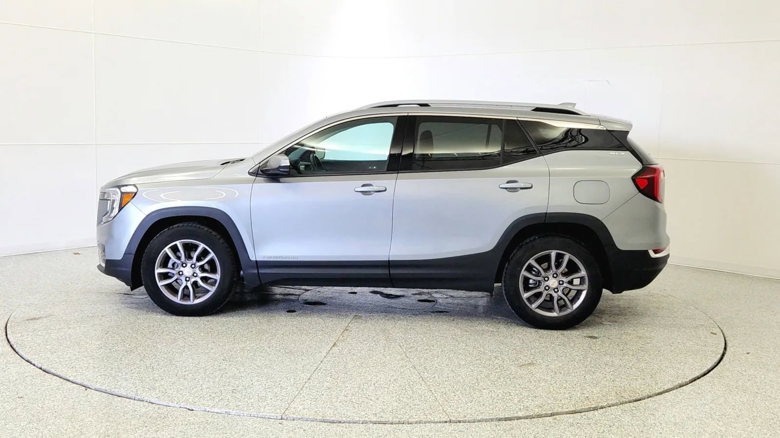 Used 2023 GMC Terrain SLT image 4