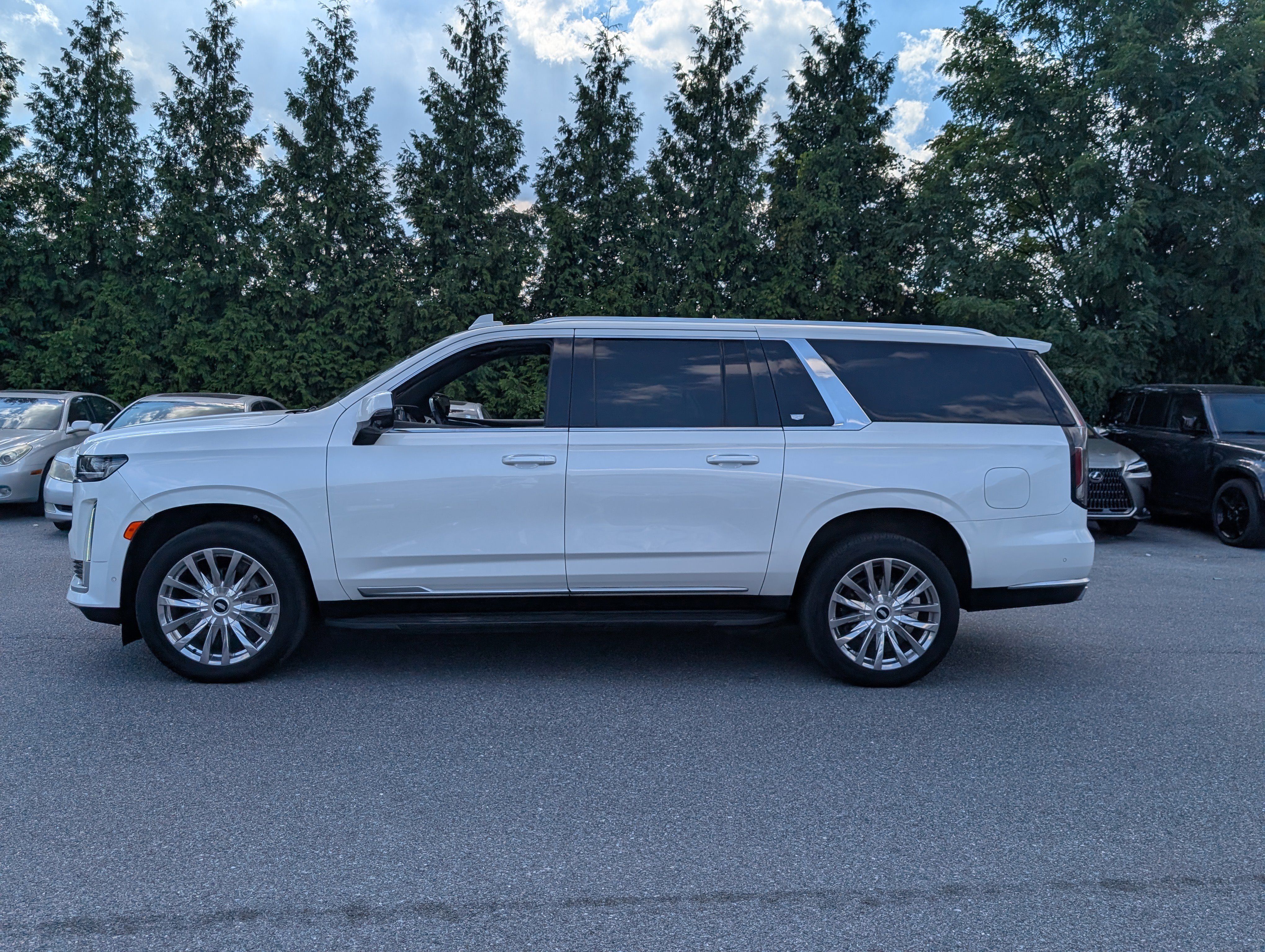 Used 2021 Cadillac Escalade ESV Premium Luxury w/ Performance Package image 6