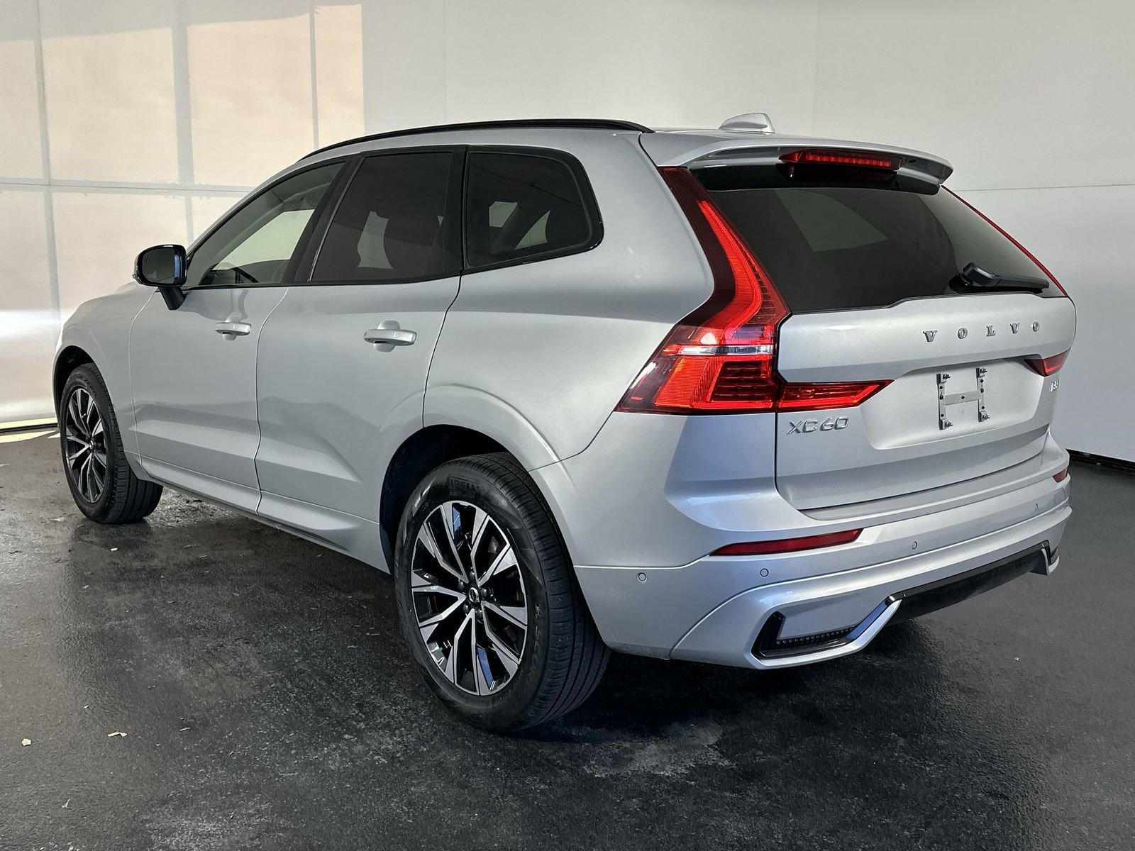 Used 2025 Volvo XC60 B5 Plus image 9