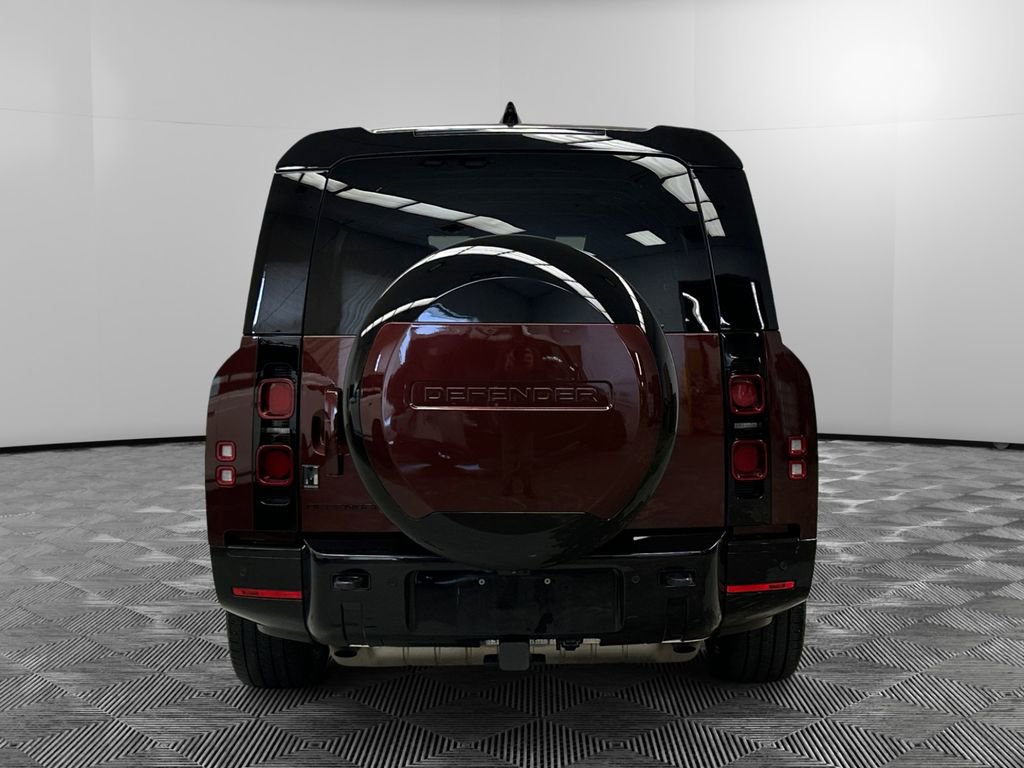 Used 2024 Land Rover Defender 130 X-Dynamic SE image 3