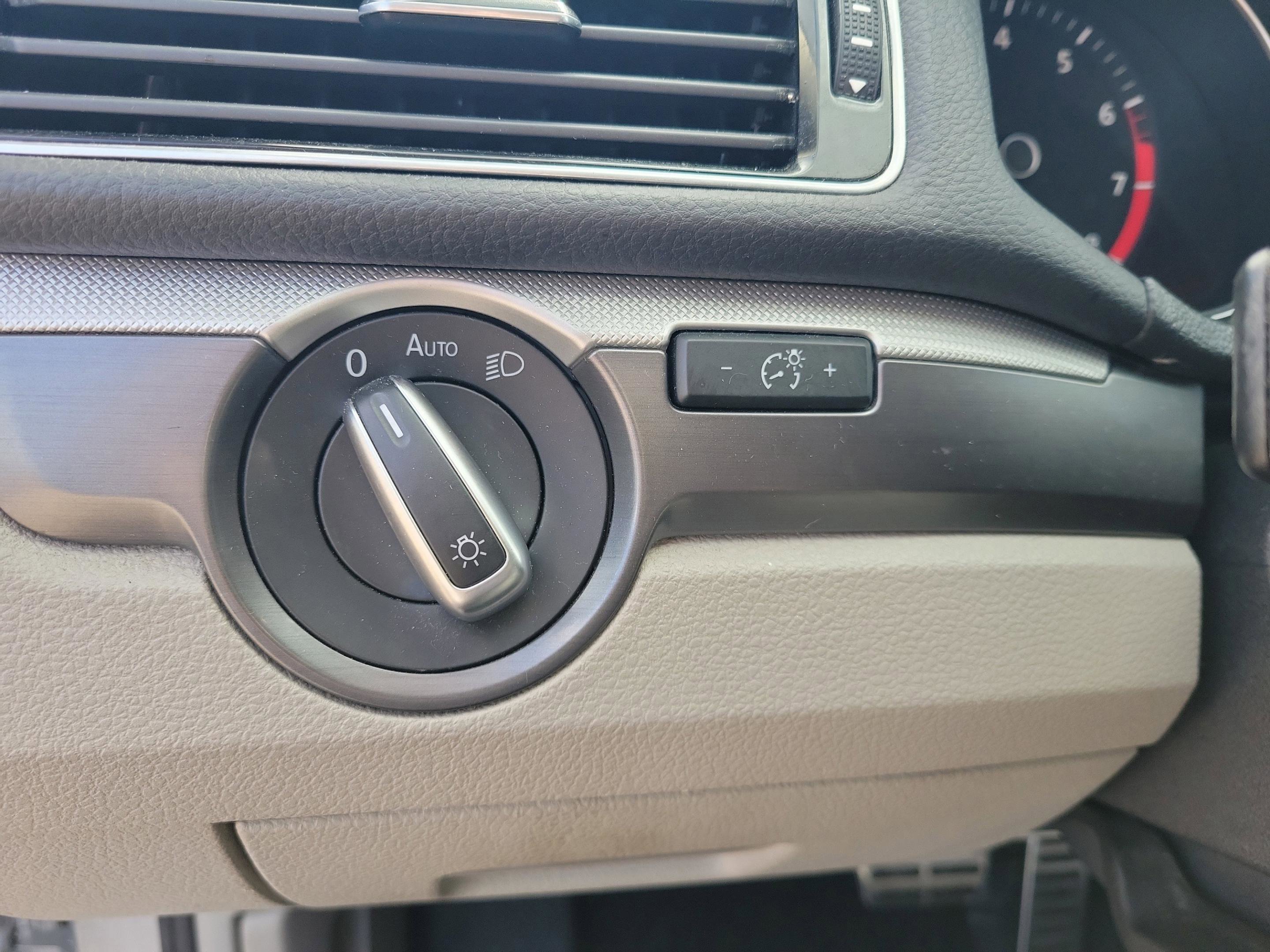 Used 2018 Volkswagen Passat 2.0T R-Line w/ R-Line Lighting Package image 21