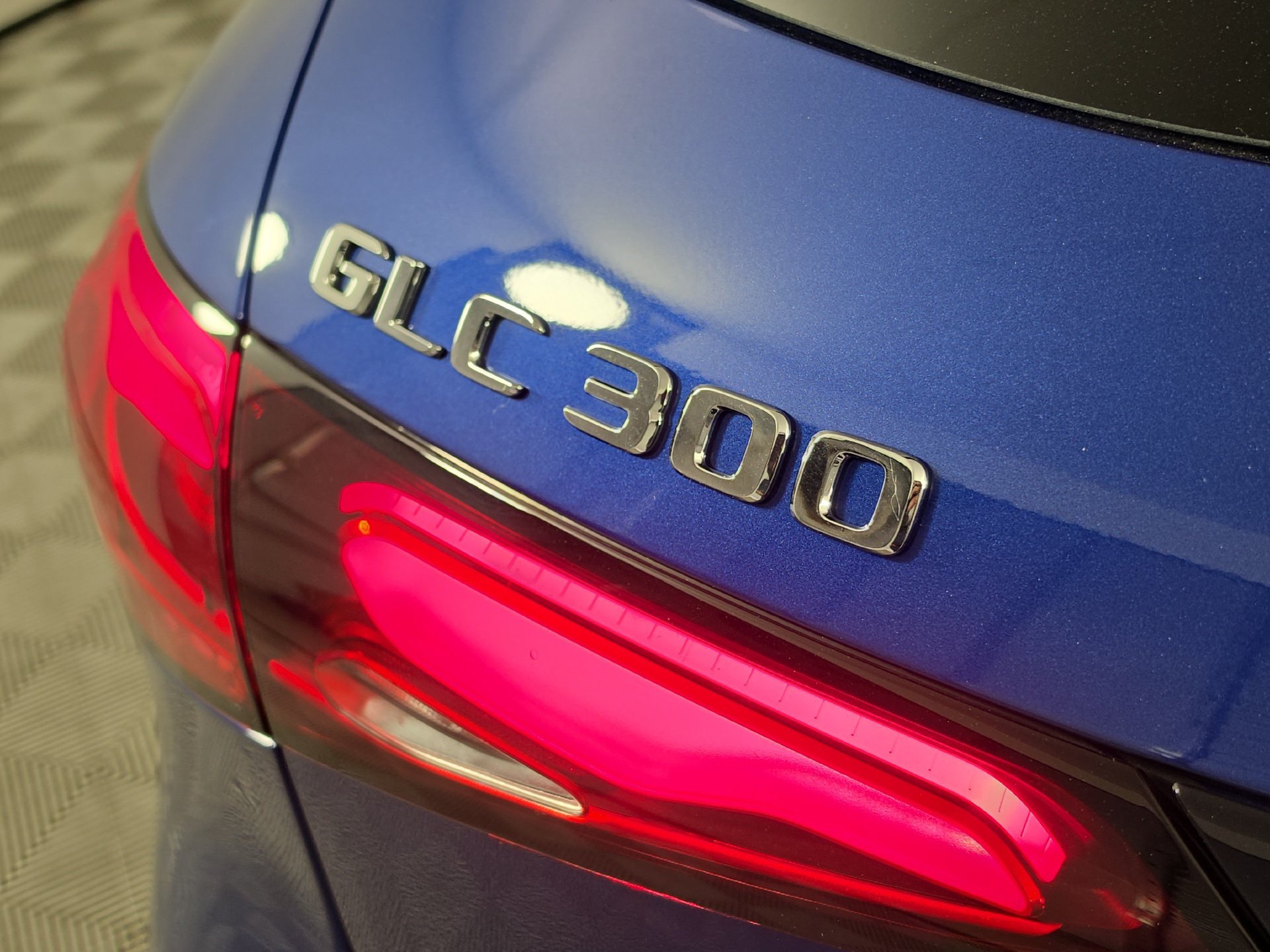 Used 2025 Mercedes-Benz GLC 300 image 11