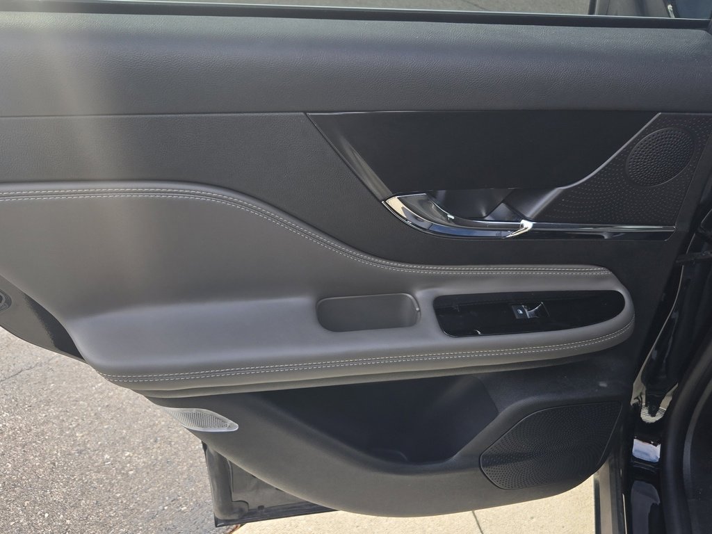 Certified 2023 Lincoln Corsair AWD image 36