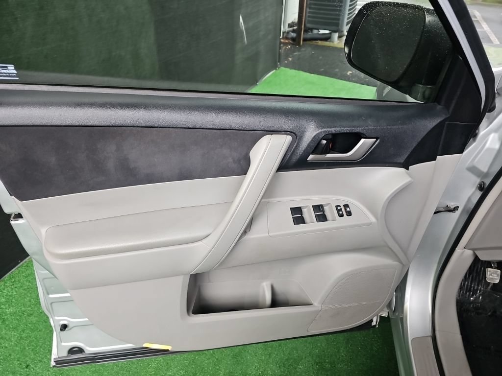 Used 2013 Toyota Highlander 4WD Hybrid image 38
