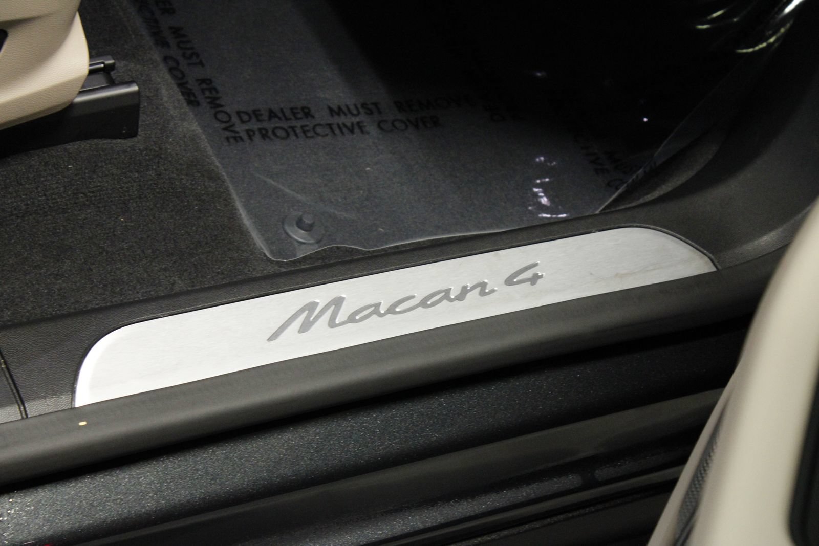 Certified 2025 Porsche Macan 4 Electric AWD/4WD image 34