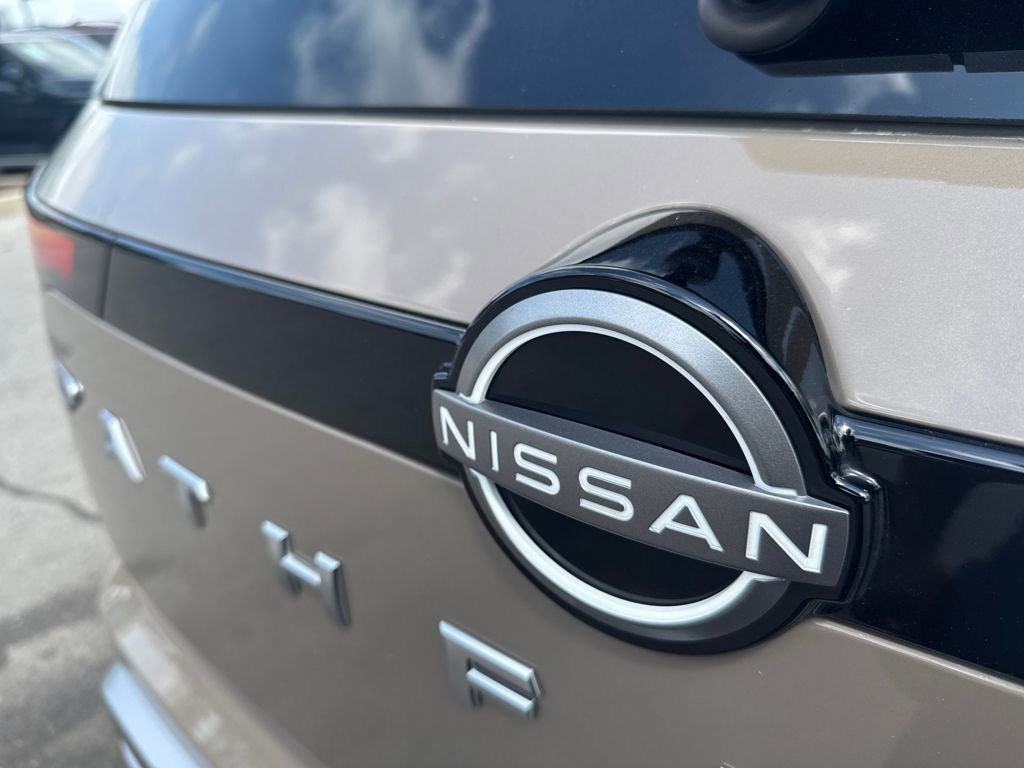 Used 2025 Nissan Pathfinder Platinum image 42