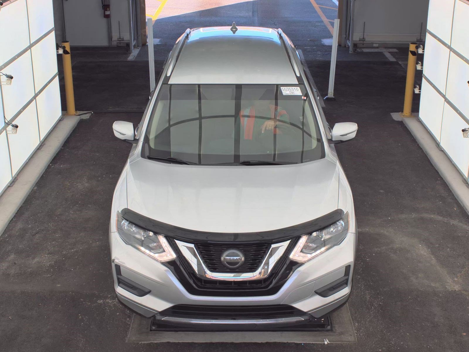 Used 2018 Nissan Rogue SV image 2