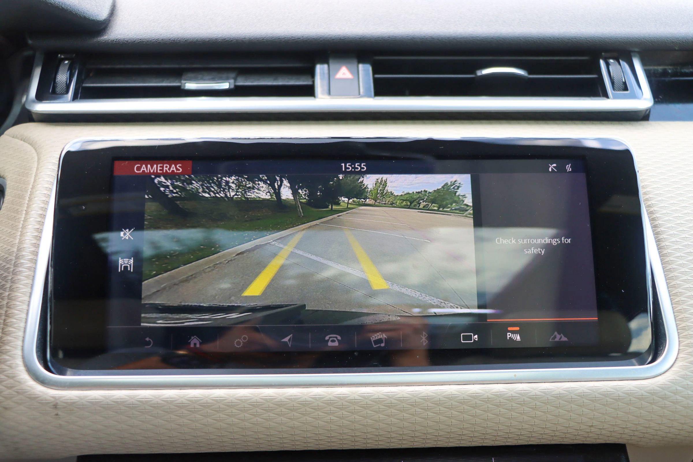 Used 2018 Land Rover Range Rover Velar R-Dynamic SE AWD/4WD image 38