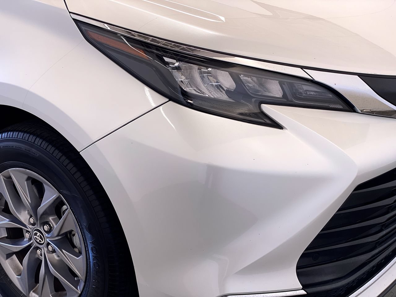 Used 2024 Toyota Sienna XLE w/ XLE Plus Package AWD/4WD image 11