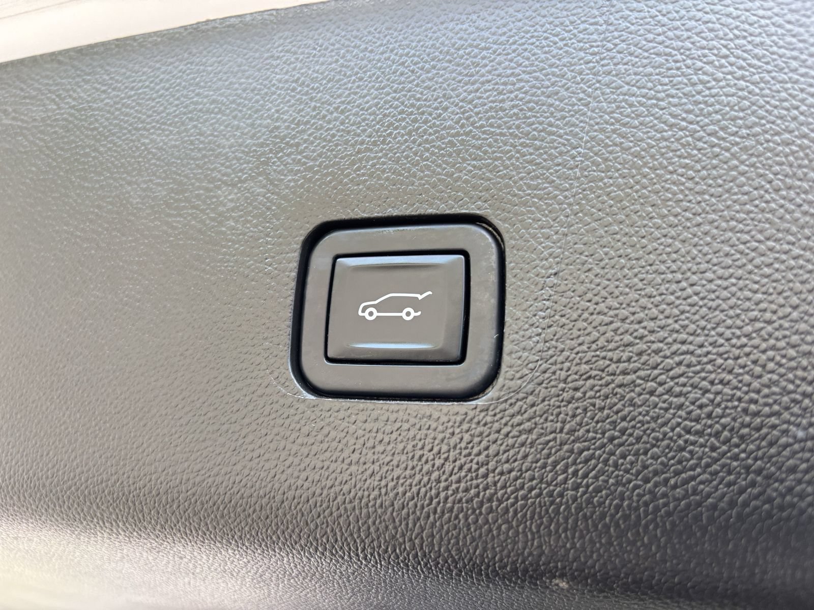 Used 2022 Chevrolet Traverse Premier w/ Redline Edition FWD image 9