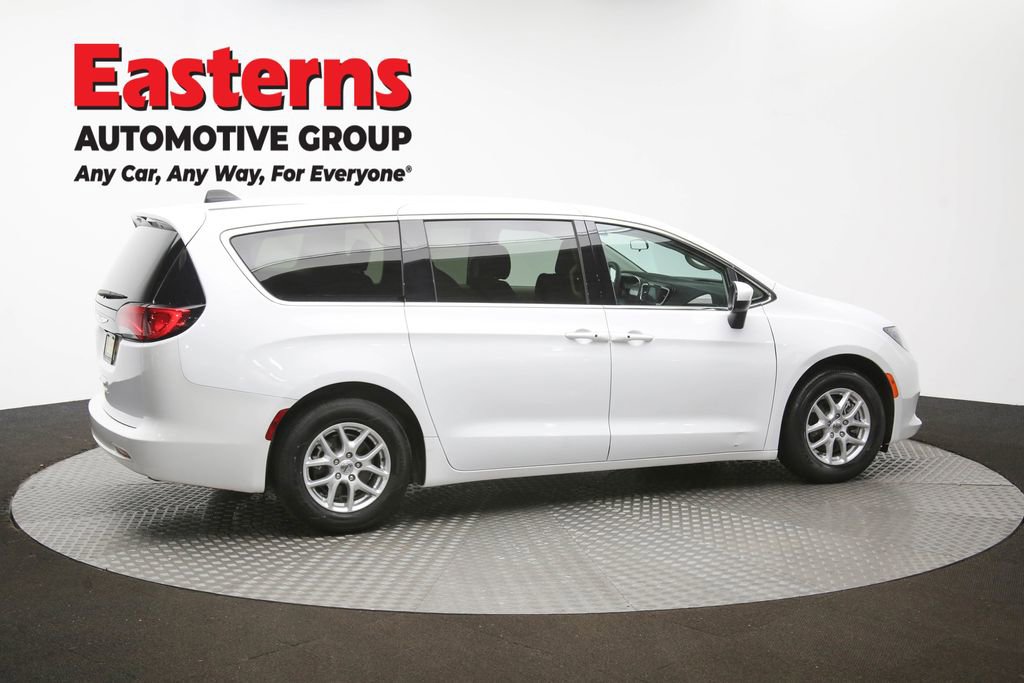 Used 2022 Chrysler Voyager LX image 40