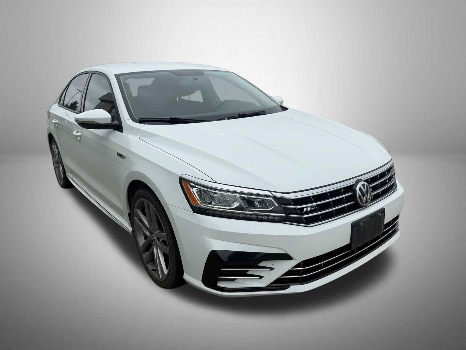 Used 2018 Volkswagen Passat 2.0T R-Line w/ R-Line Lighting Package FWD image 2