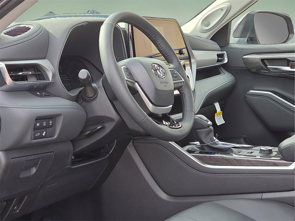New 2026 Toyota Highlander Platinum image 21