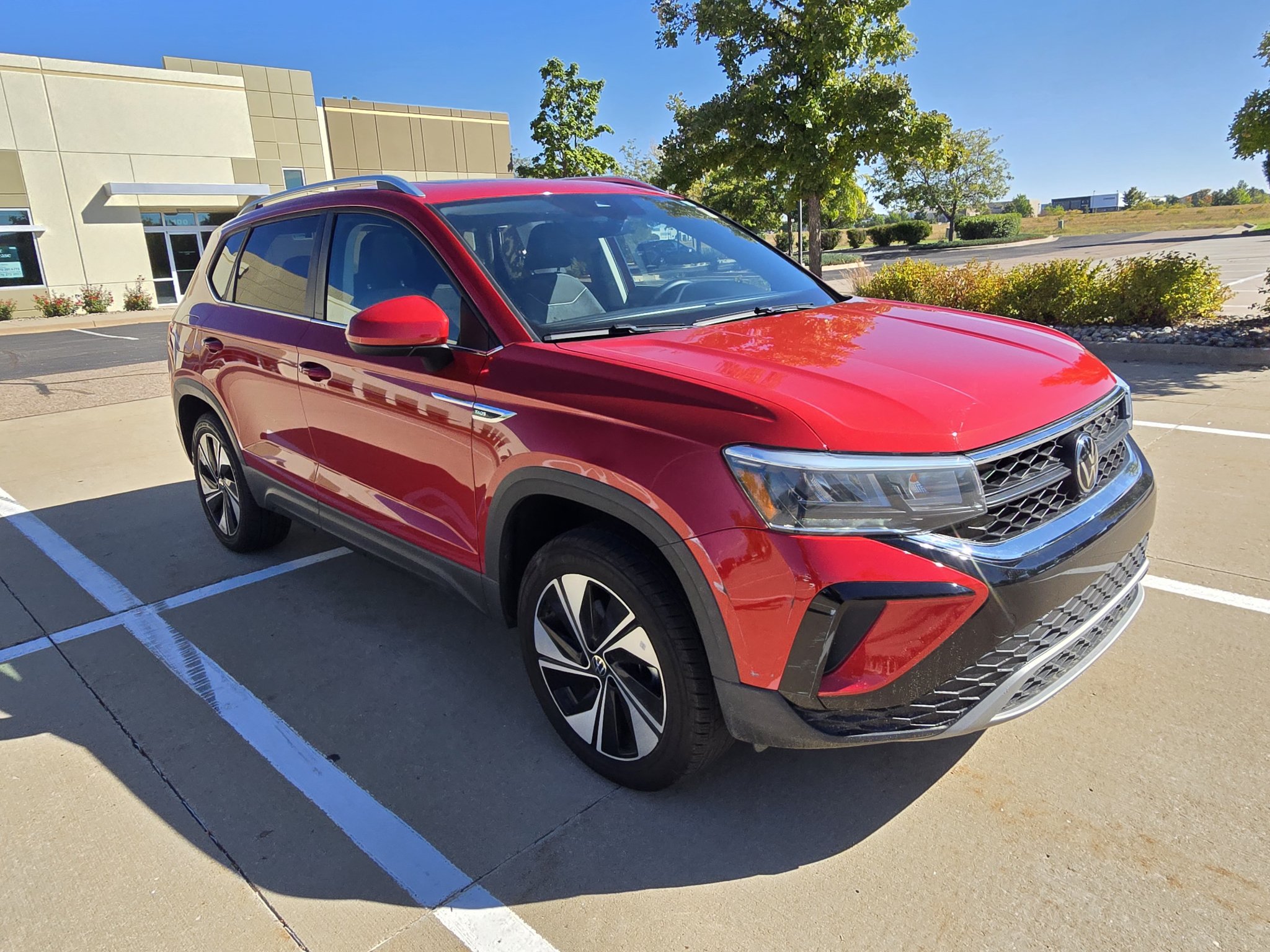 Used 2024 Volkswagen Taos SE w/ Panoramic Sunroof Package AWD/4WD image 8