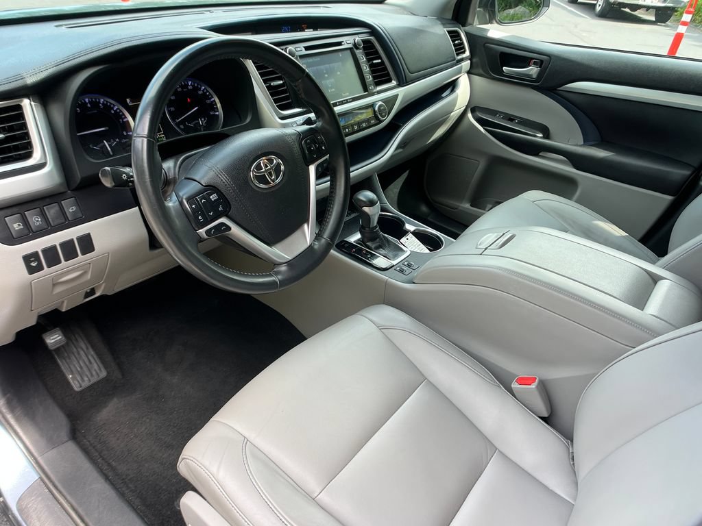 Used 2018 Toyota Highlander XLE AWD/4WD image 10