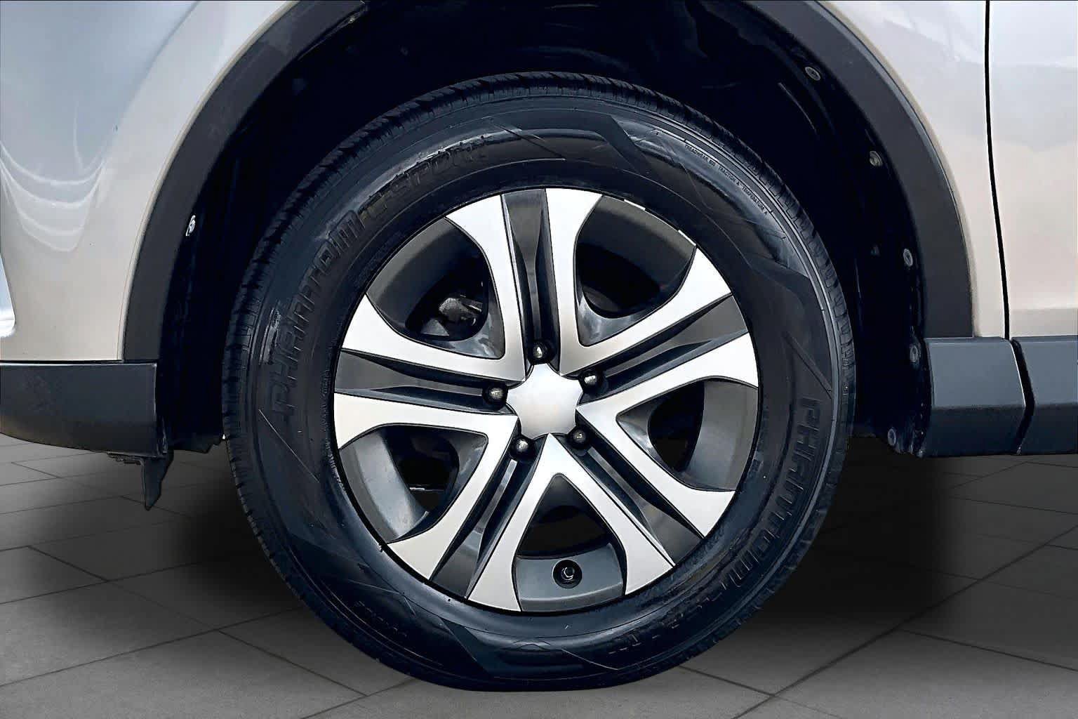 Used 2017 Toyota RAV4 LE FWD image 11
