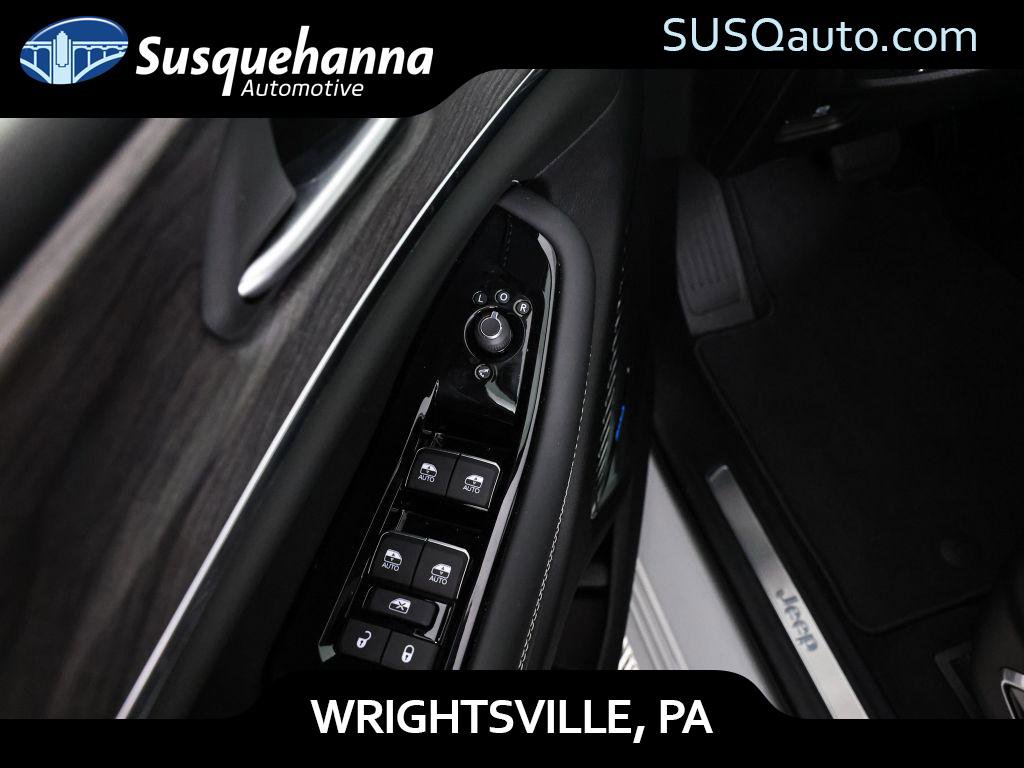 Used 2023 Jeep Grand Cherokee Overland w/ Advanced Protech Group III image 35