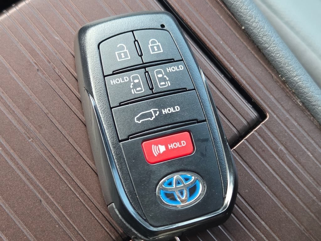 Used 2024 Toyota Sienna XLE FWD image 40