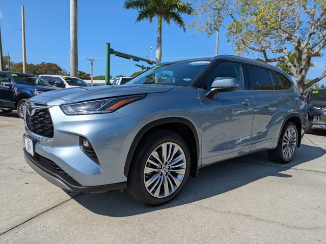 Used 2022 Toyota Highlander Platinum image 3