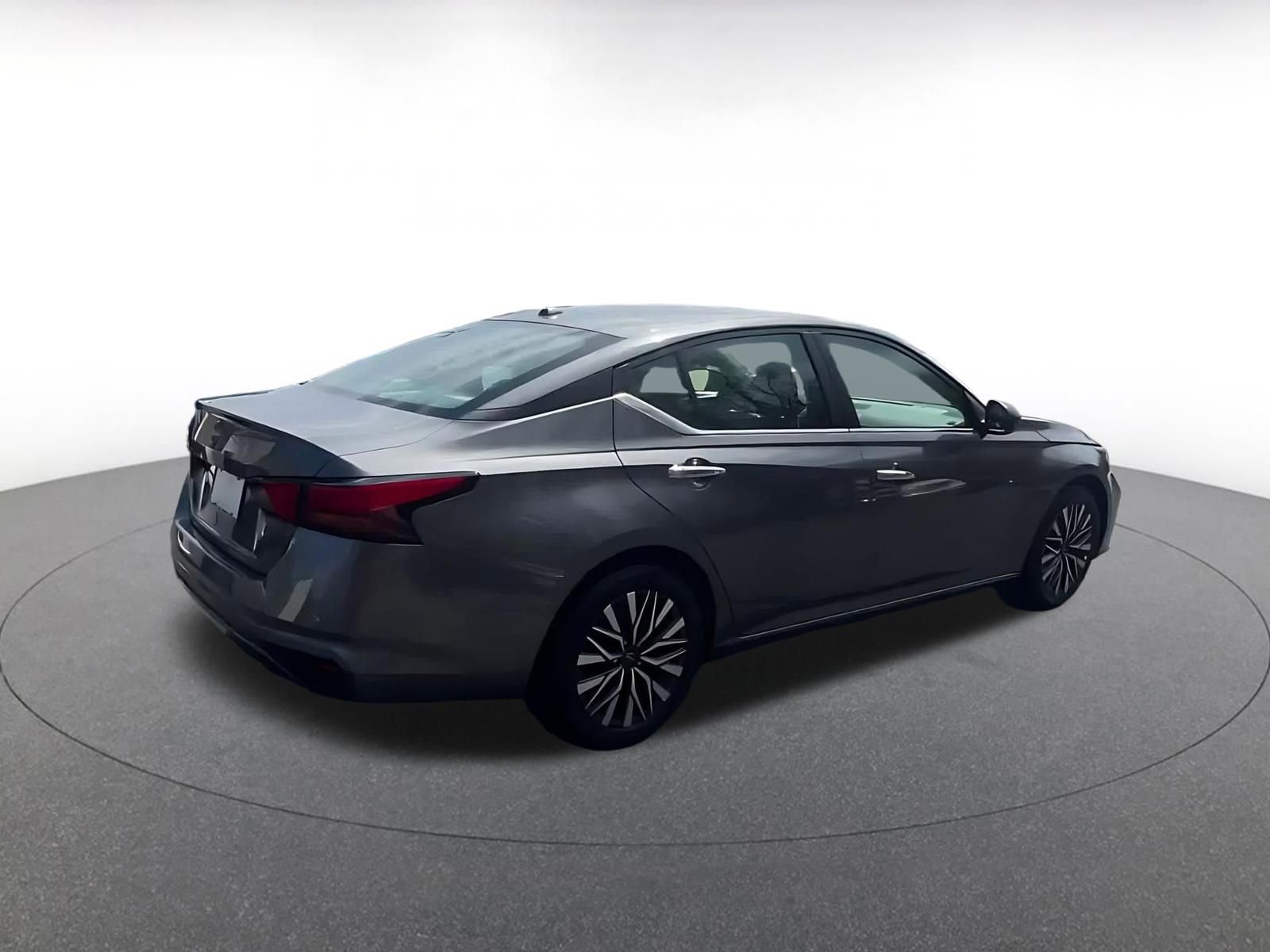 Used 2025 Nissan Altima 2.5 SV image 15