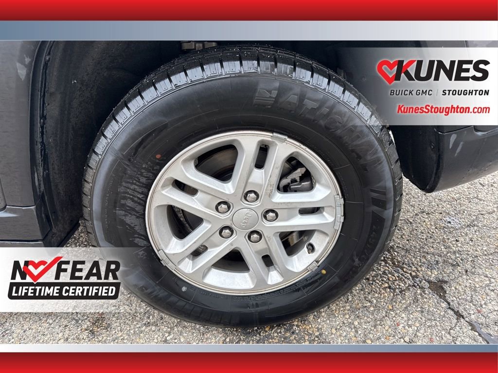 Used 2024 Jeep Grand Cherokee Laredo image 17