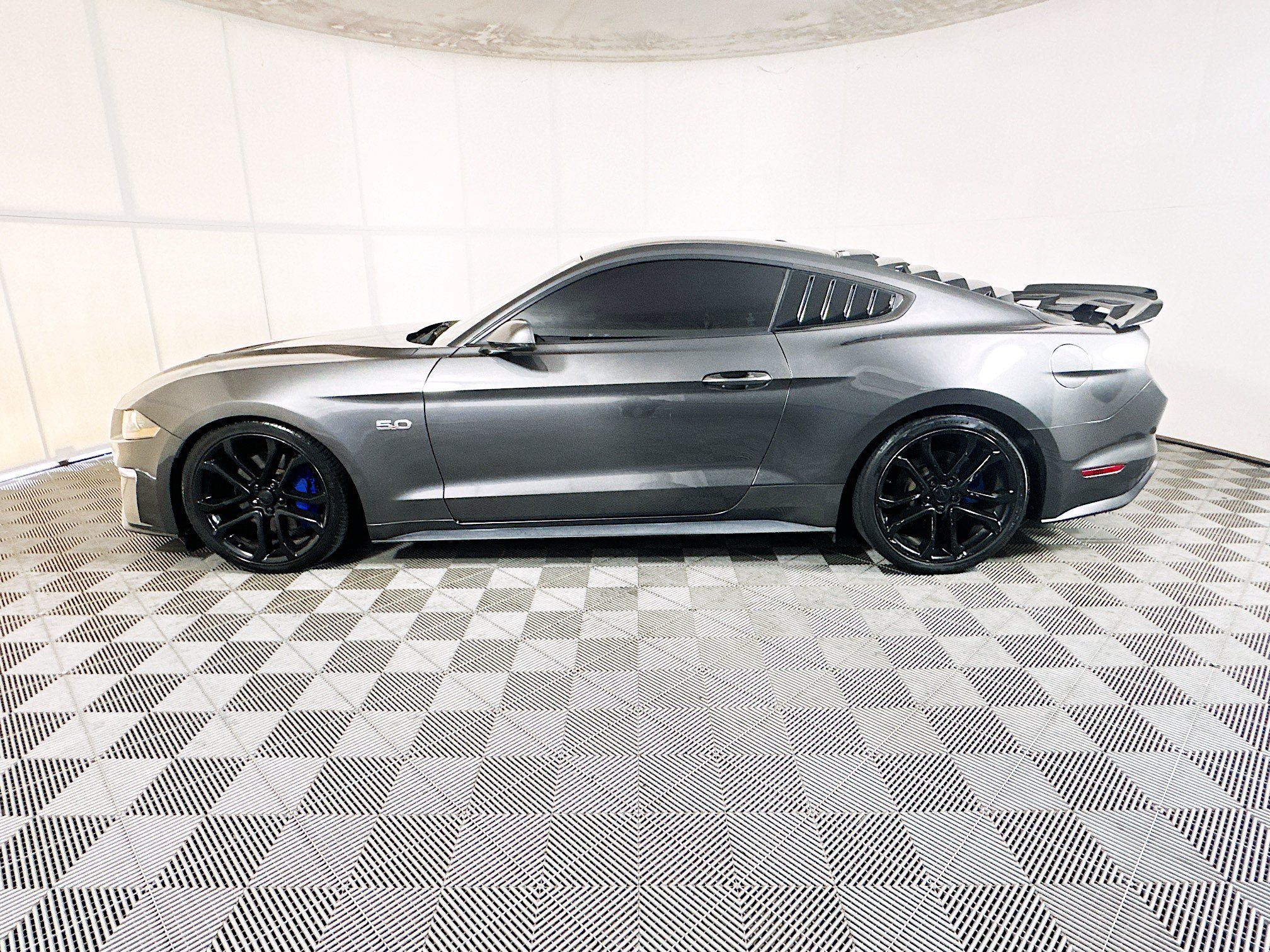 Used 2018 Ford Mustang GT Premium RWD image 6