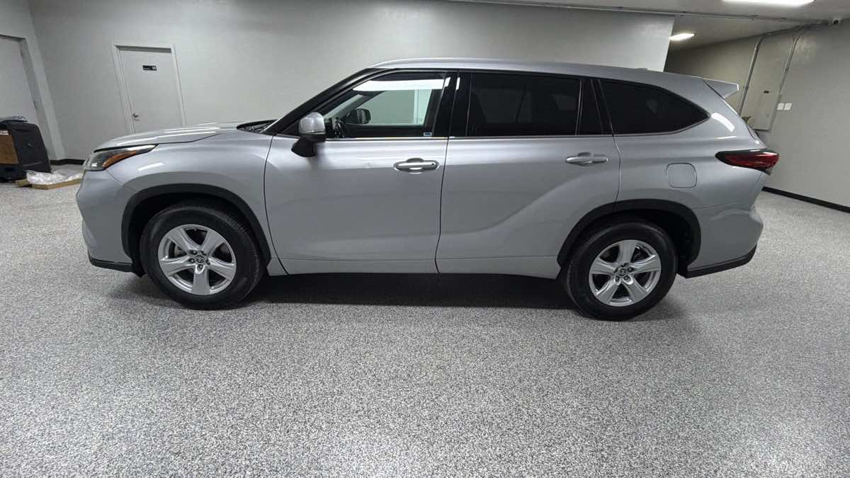 Used 2021 Toyota Highlander LE FWD image 6