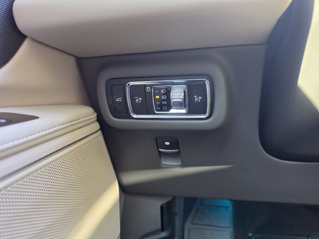 Used 2025 Lincoln Nautilus Premier AWD/4WD image 21