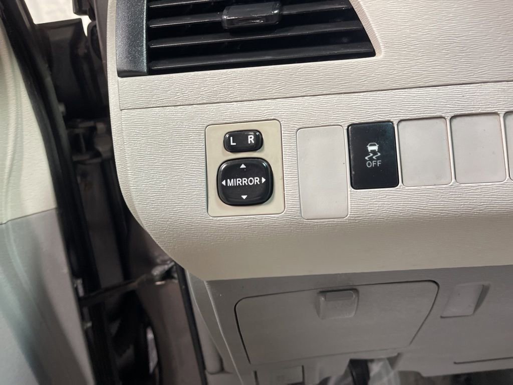 Used 2013 Toyota Sienna L FWD image 20