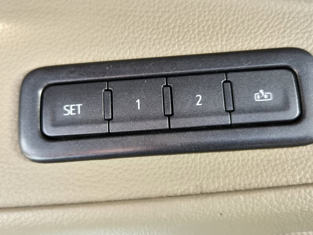Used 2019 Chevrolet Tahoe LT w/ Luxury Package AWD/4WD image 18
