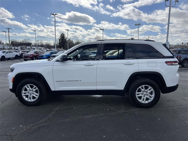 Used 2023 Jeep Grand Cherokee Laredo image 4