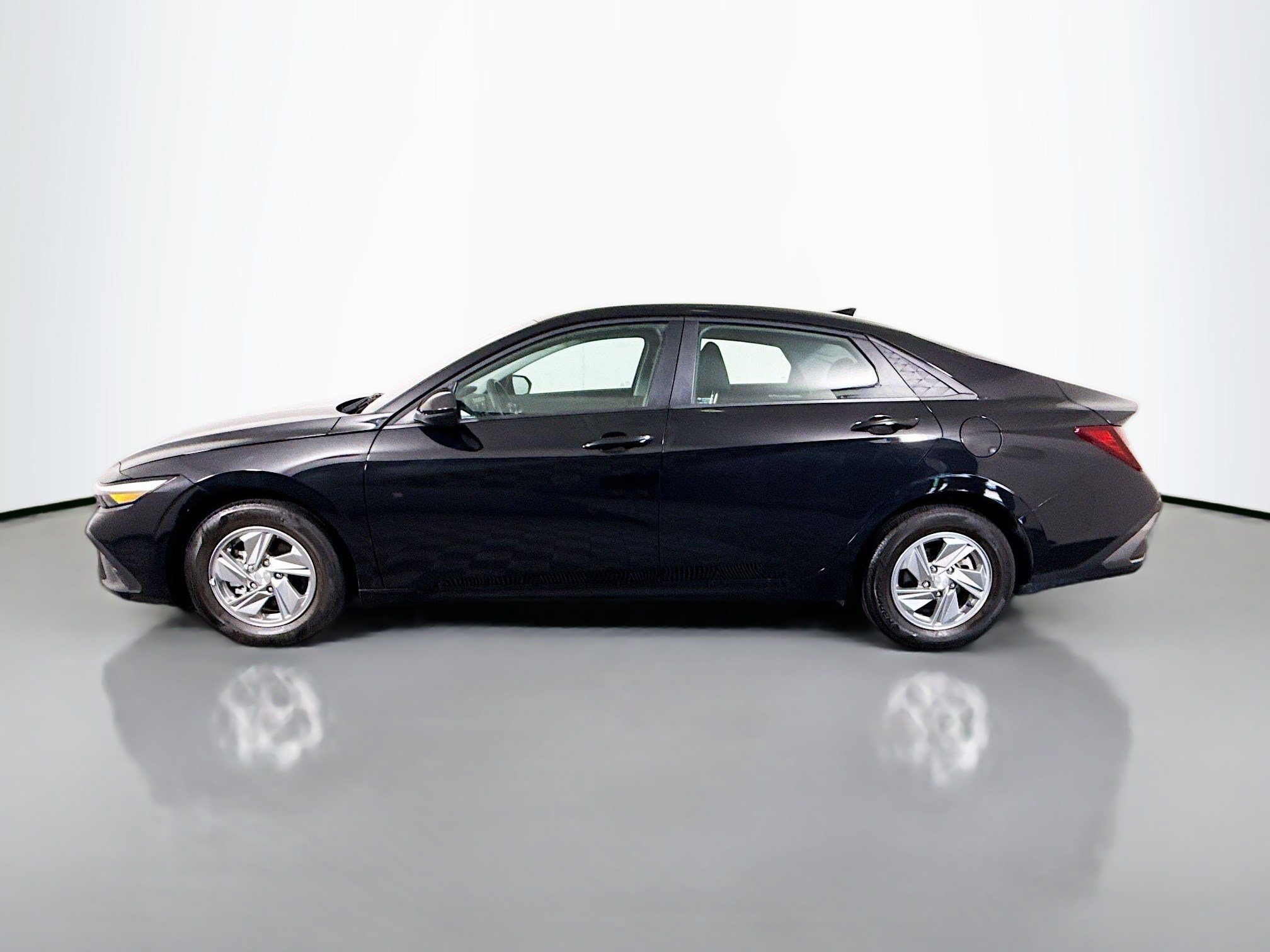 Used 2025 Hyundai Elantra SE FWD image 6