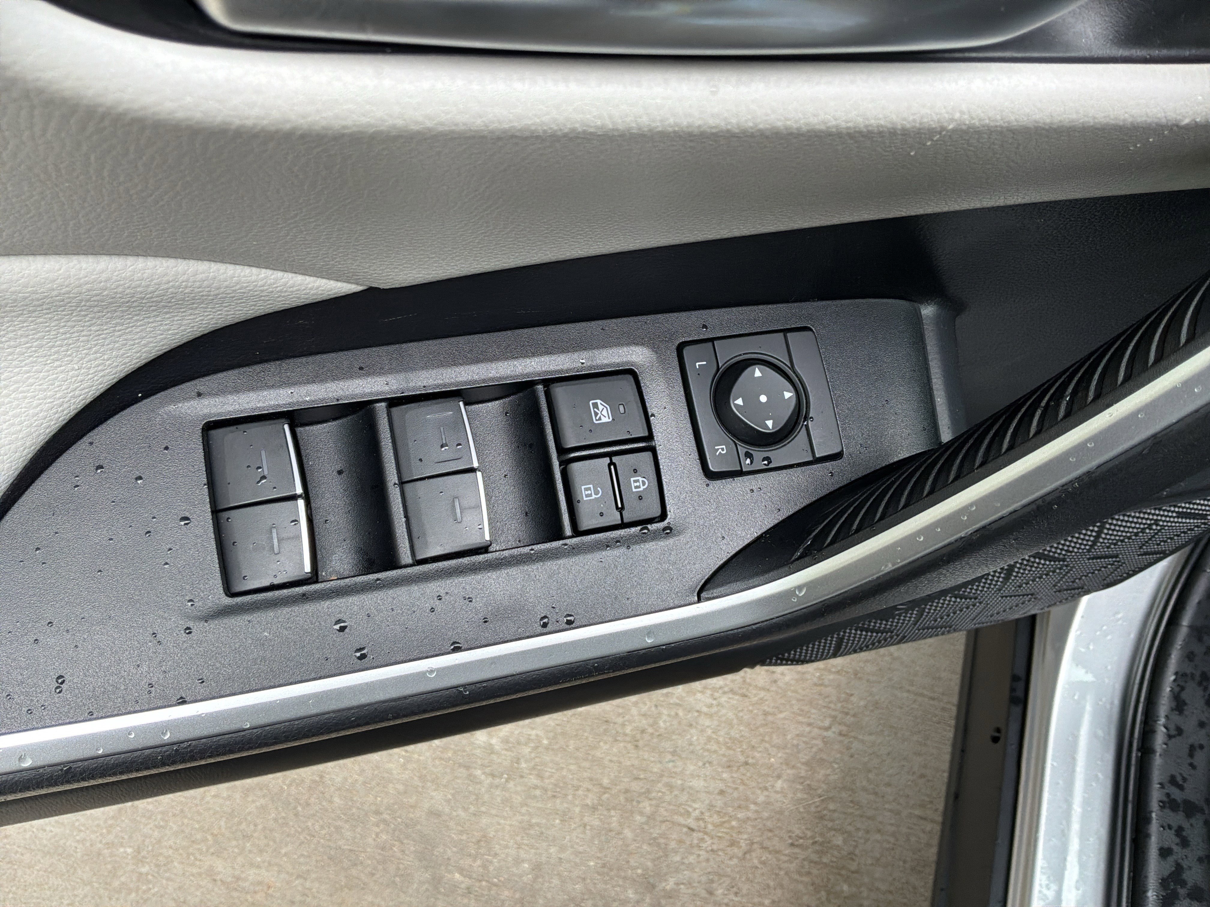 Used 2025 Toyota RAV4 XLE w/ Convenience Package FWD image 15