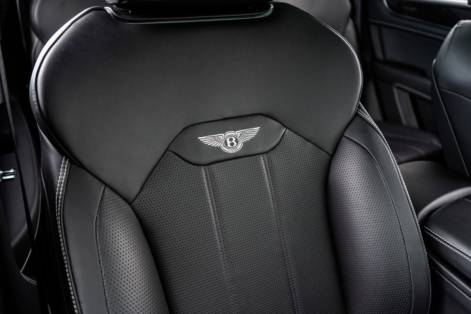 Used 2022 Bentley Bentayga image 45