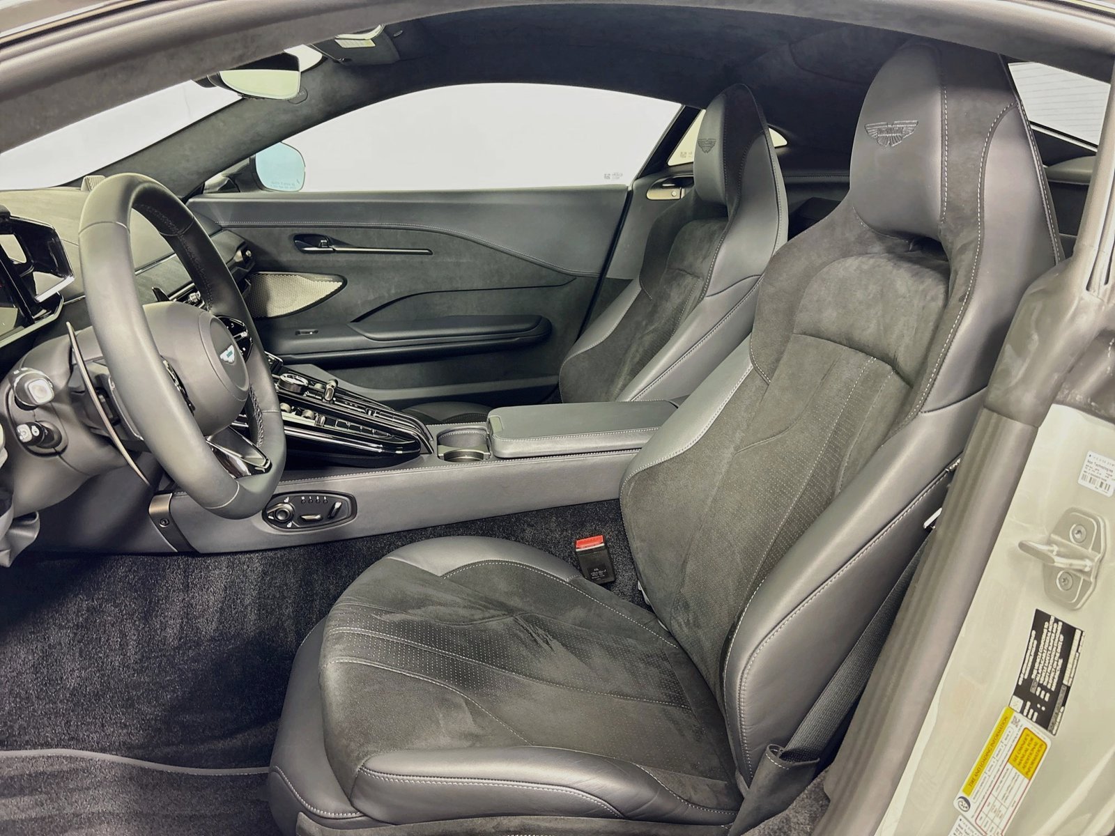 Used 2025 Aston Martin V8 Vantage Coupe RWD image 21