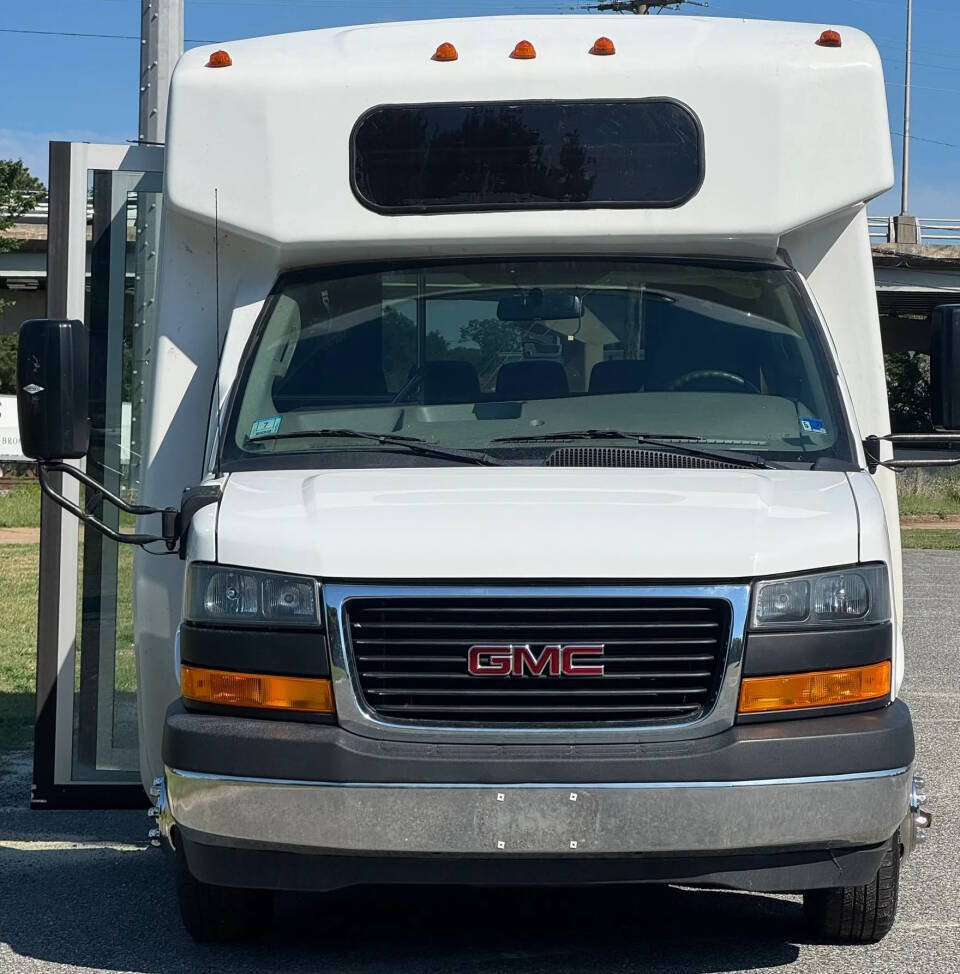 Used 2023 GMC Savana 3500 w/ Shuttle Bus Package RWD image 8