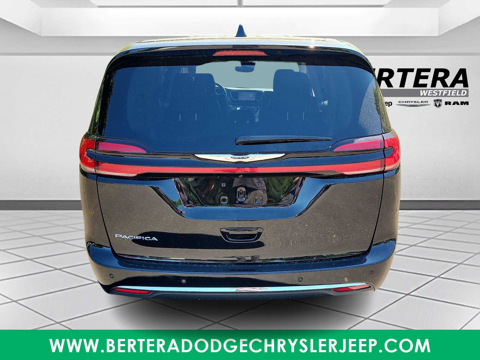 Used 2024 Chrysler Pacifica Touring-L FWD image 5