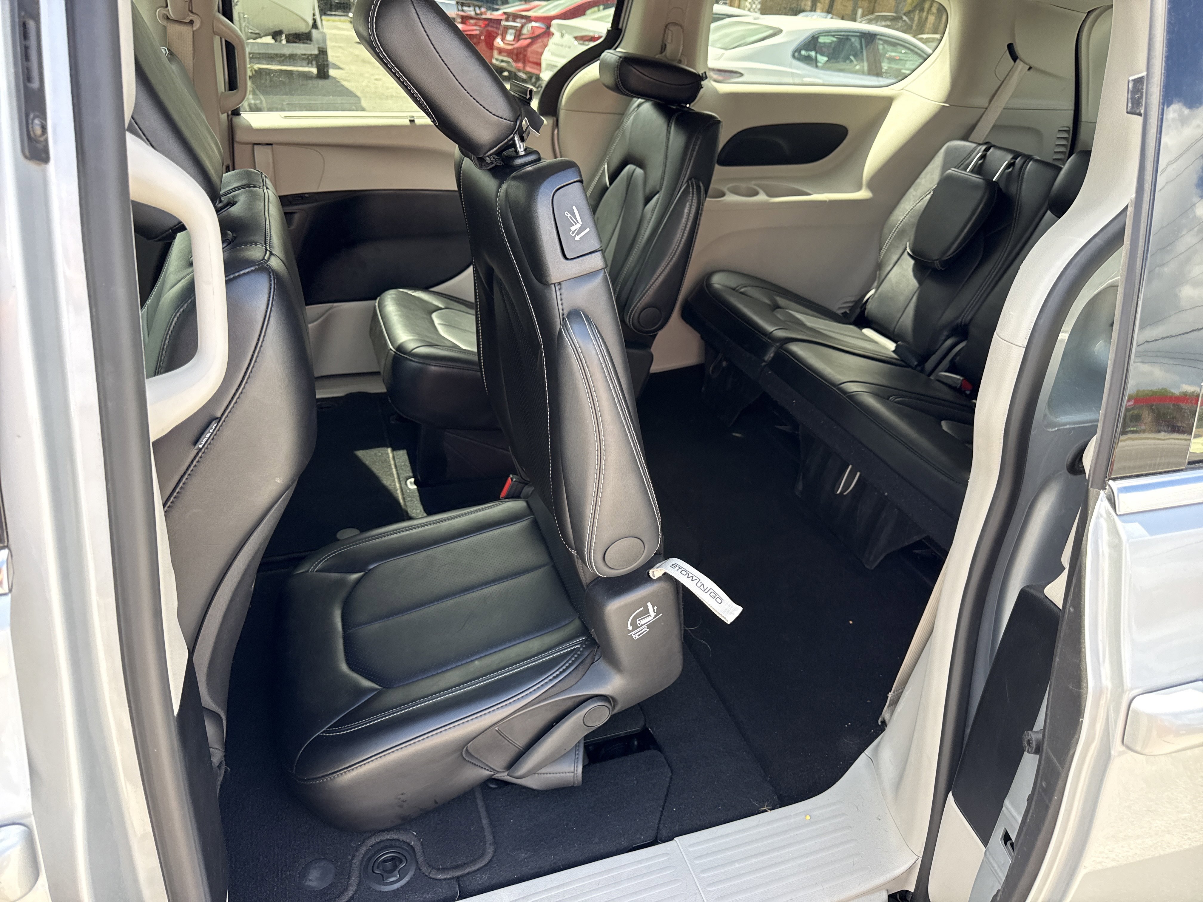 Used 2024 Chrysler Pacifica Touring-L image 11