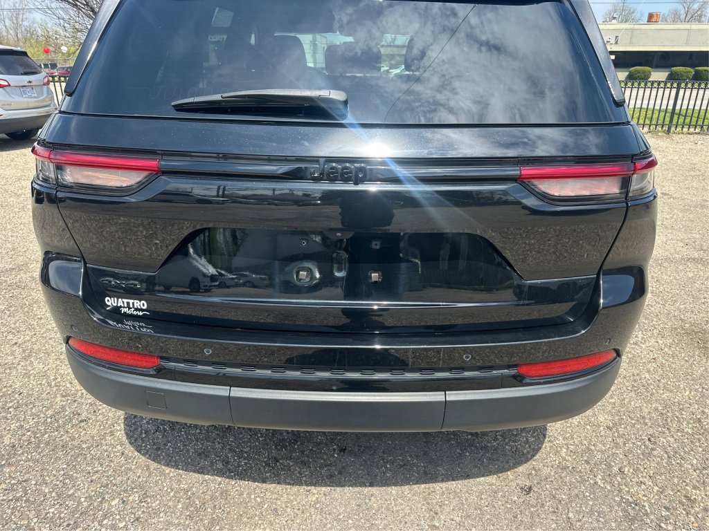 Used 2023 Jeep Grand Cherokee Altitude image 15