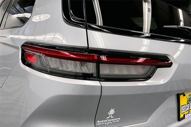 Used 2024 Jeep Grand Cherokee L Laredo image 32