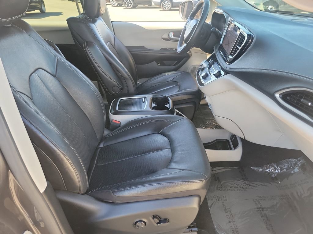 Used 2022 Chrysler Pacifica Touring-L w/ Uconnect Theater Family Group image 20