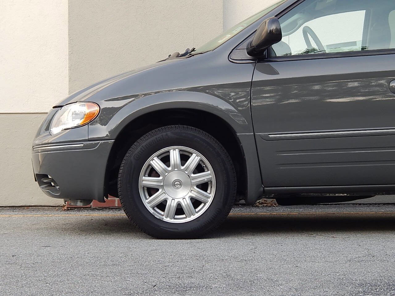 Used 2005 Chrysler Town & Country Touring w/ Luxury Group FWD image 14