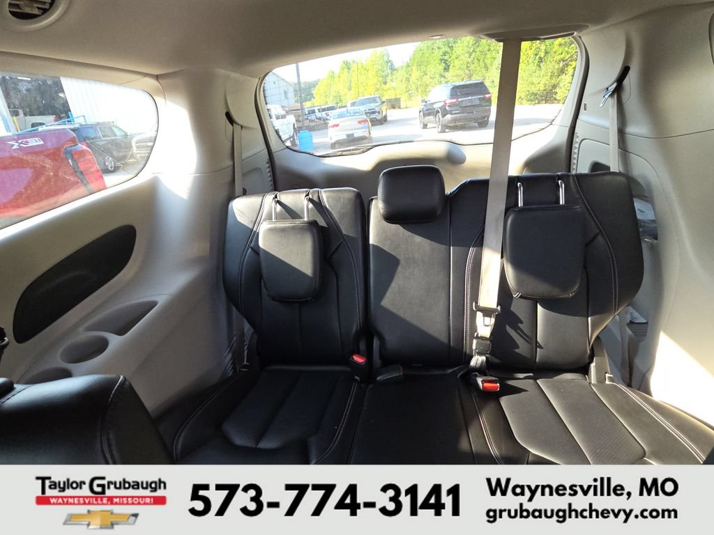 Used 2023 Chrysler Pacifica Touring-L FWD image 13