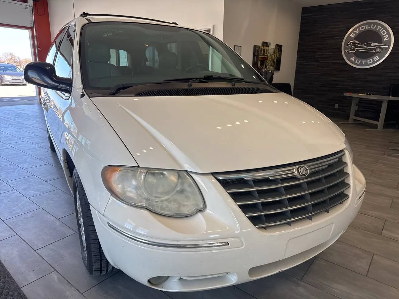 Used 2005 Chrysler Town & Country Touring w/ Luxury Group FWD image 1
