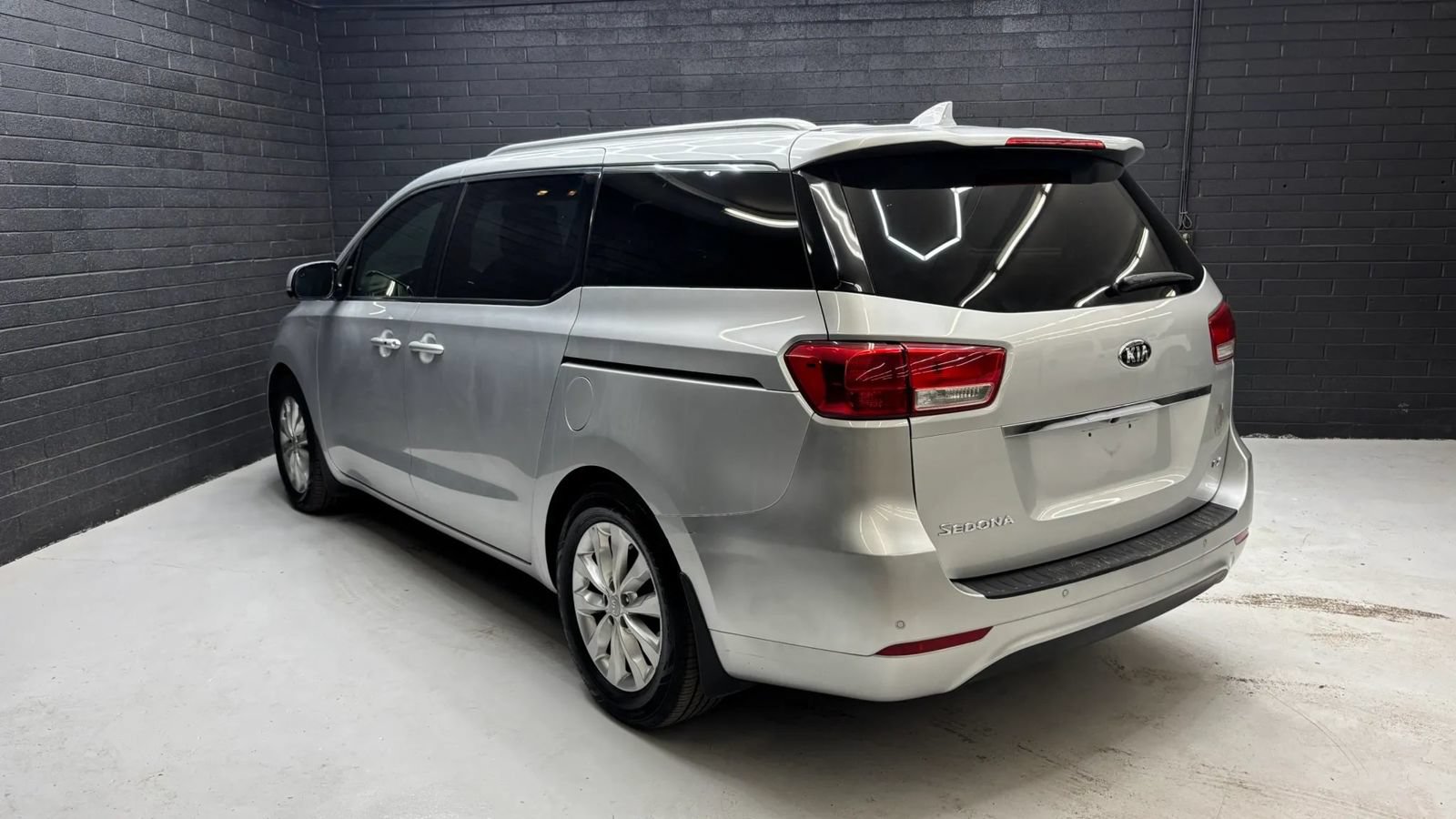 Used 2016 Kia Sedona EX FWD image 4