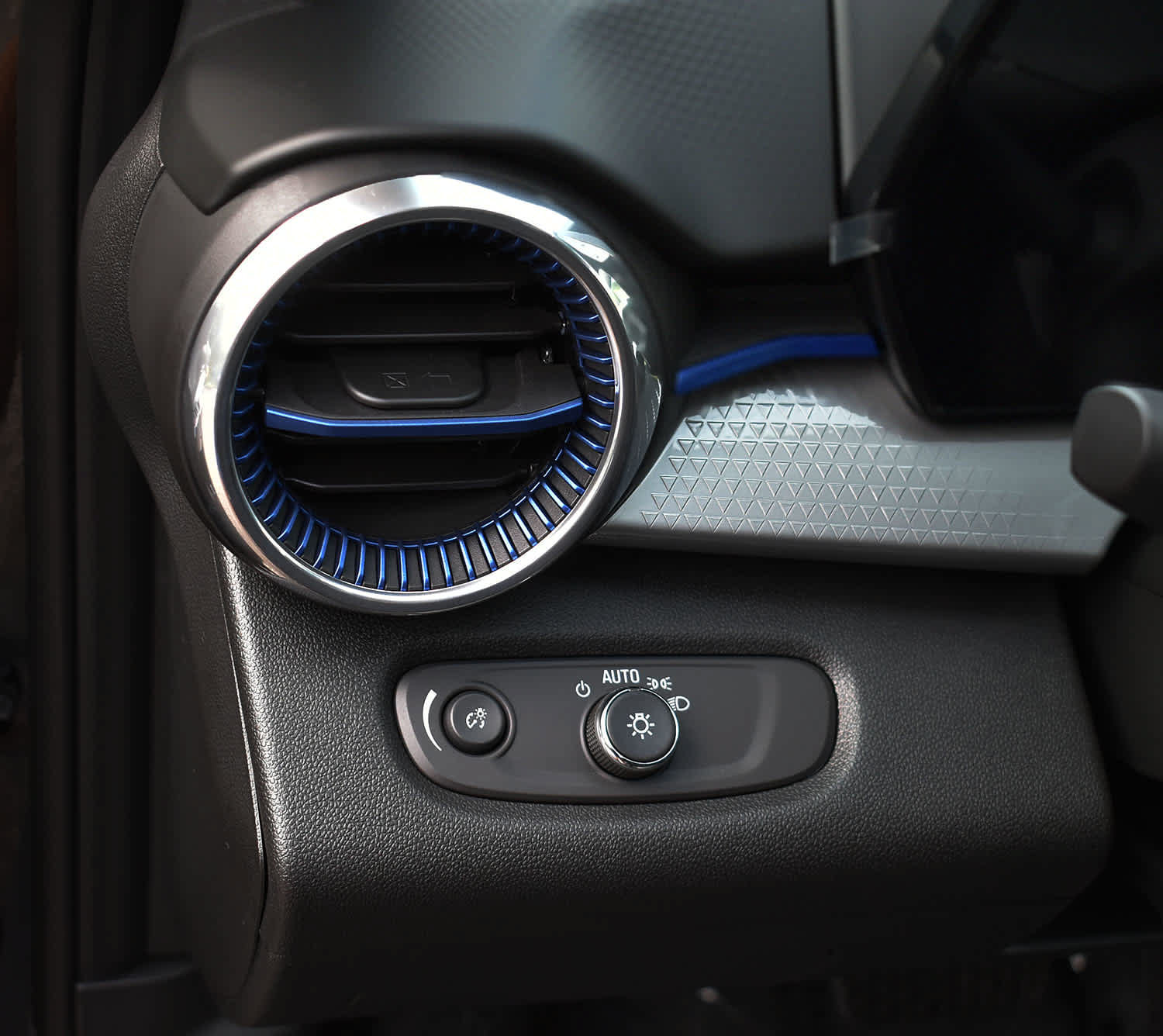New 2026 Chevrolet Trax LT w/ LT Convenience Package FWD image 22