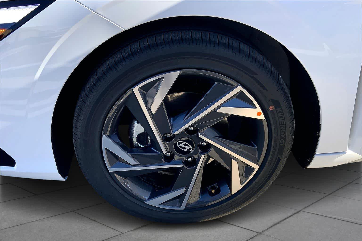 New 2026 Hyundai Elantra Limited FWD image 11