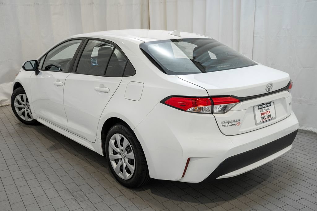 Used 2022 Toyota Corolla LE image 3