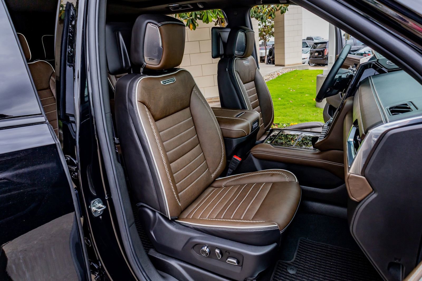 Used 2025 GMC Yukon Denali Ultimate image 31