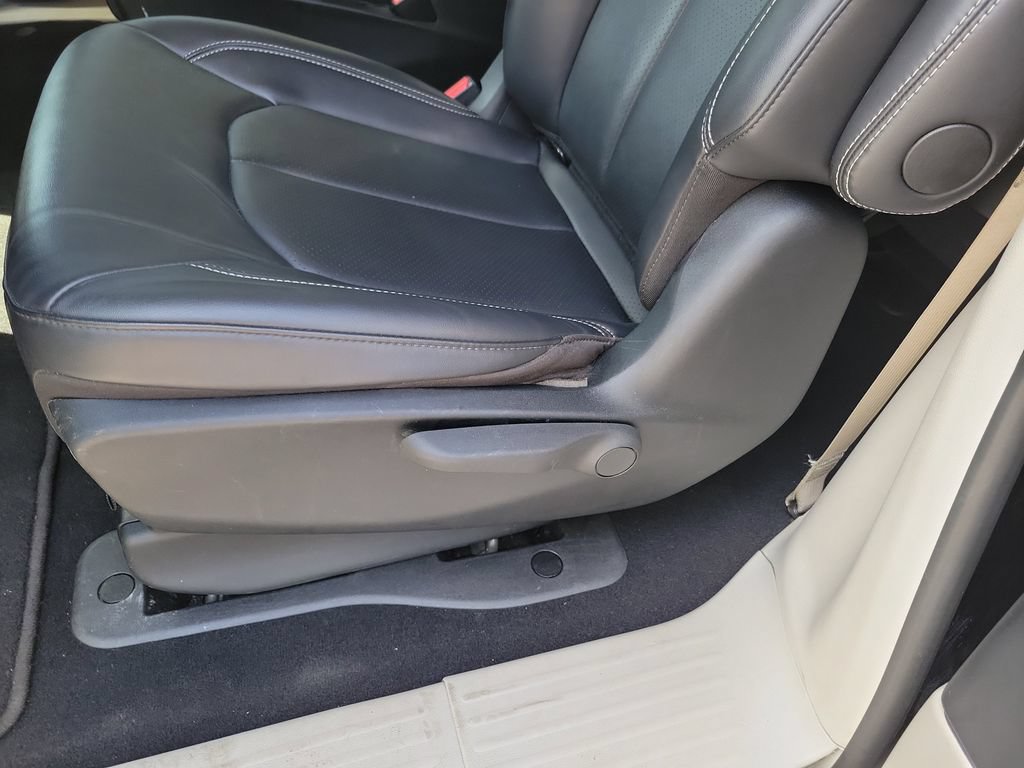 Used 2024 Chrysler Pacifica Limited FWD image 33